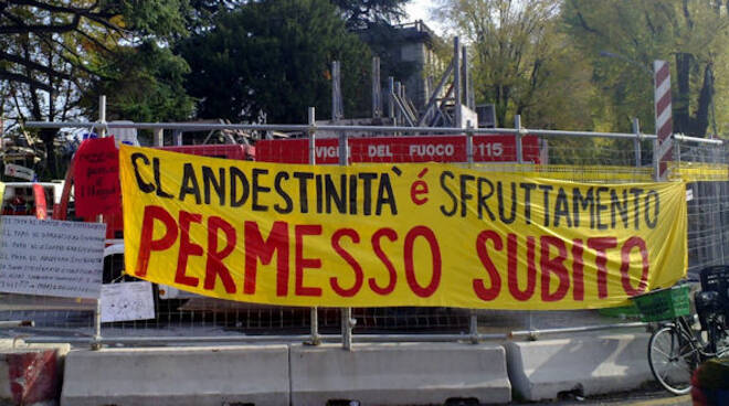 clandestini striscione