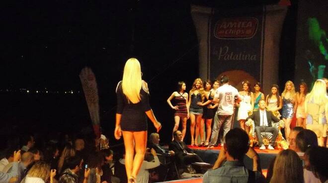 coco beach a Brescia sfilano le aspiranti miss patata