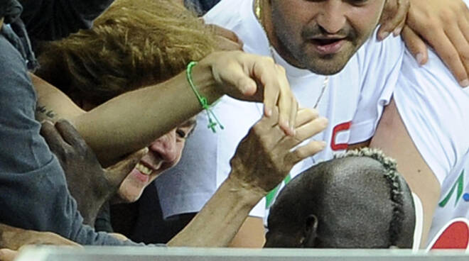 EURO 2012: BALOTELLI GREETS HIS MOTHER