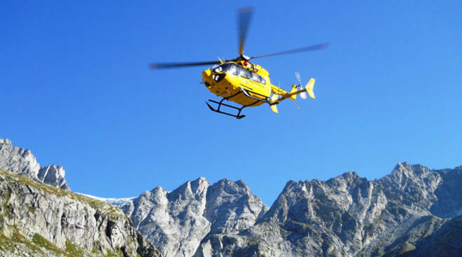 elicottero soccorso montagna1