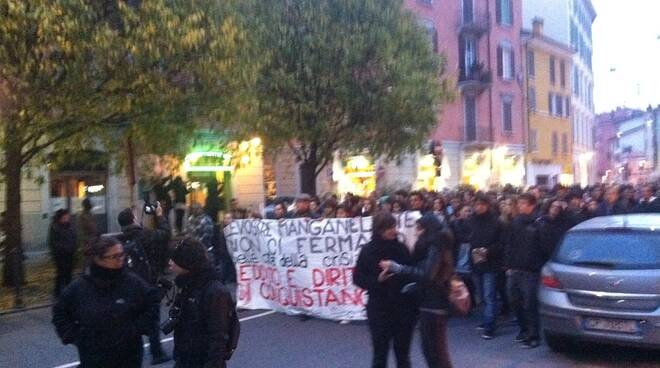 sfratti, corteo a Brescia2