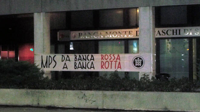 Mps striscione casa Pound