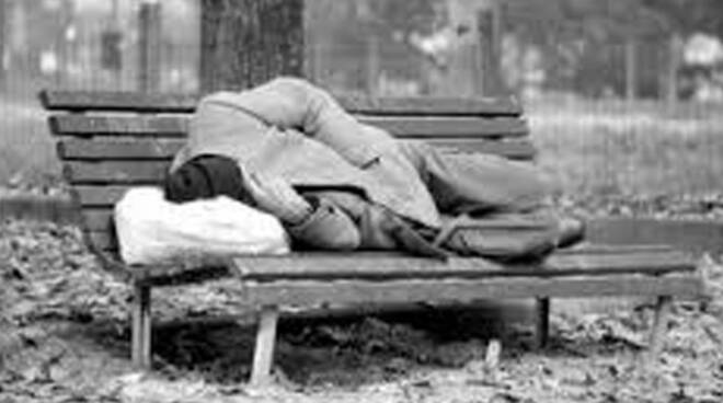 senzatetto panchina