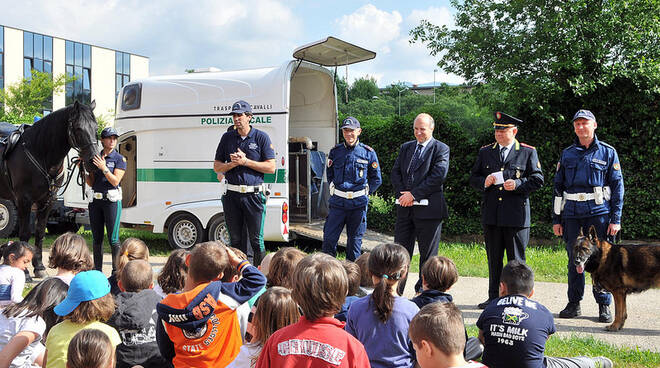 visita polizia locale scuola Quasimodo 1