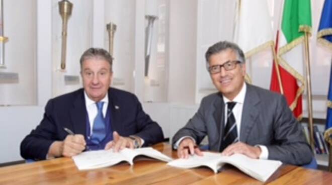 Foto della firma - Presidente FIR Alfredo Gavazzi e AD Gruppo Cariparma CA Giampiero Maioli