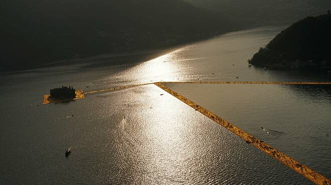 floating-piers-sole-passerella