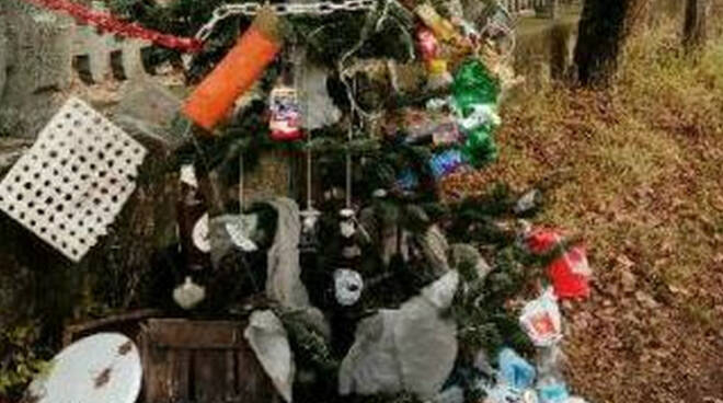 Albero-Natale-rifiuti-desenzano
