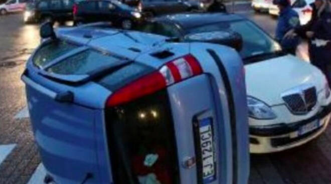 incidente-brescia-auto-ribalta