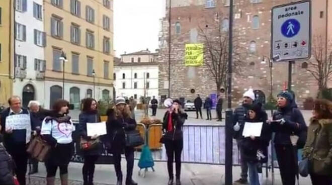 Protesta-insegnanti-ministro-fedeli-brescia