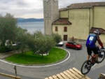 Biker-cade-downhill-toscolano