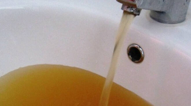 carpenedolo-acqua-gialla-rubinetti