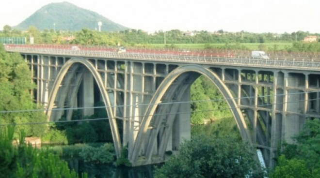 Ponte-a4-oglio-tenta-suicidio