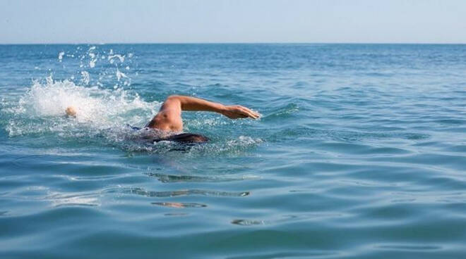 nuoto-lago-iseo-bagnante-soccorso