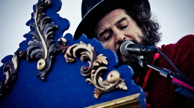 Vinicio Capossela suona al Grande