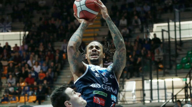 basket serie a brescia batte cantù qualifica final 8