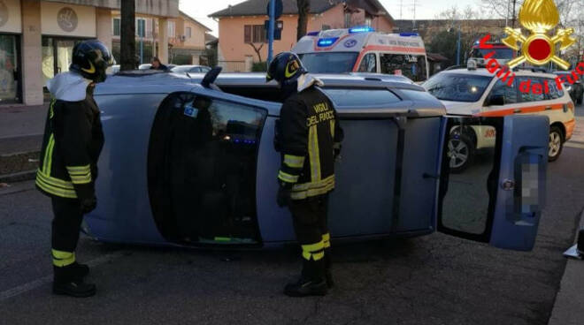 brescia auto tre anziani ribalta villaggio sereno