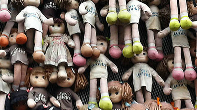 femminicidio sparite bambole parete via gambara