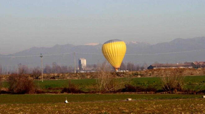 bassa bs quattro mongolfiere atterrano campagne