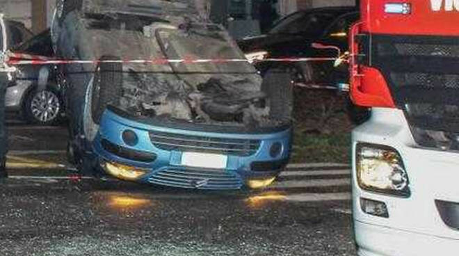 Brescia auto ribalta piazza Arnaldo dopo scontro