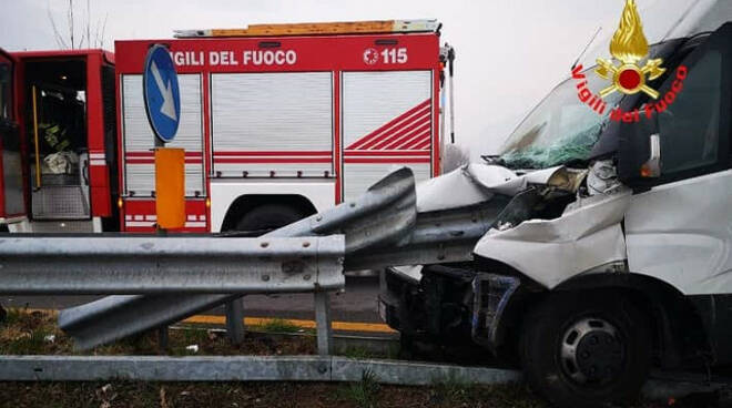 Pian Camuno furgone fuori strada Autista salvato fiamme