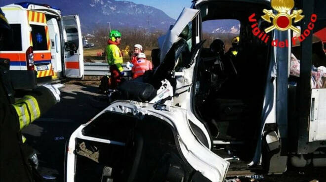 Rezzato scontro tre mezzi tangenziale Sud code