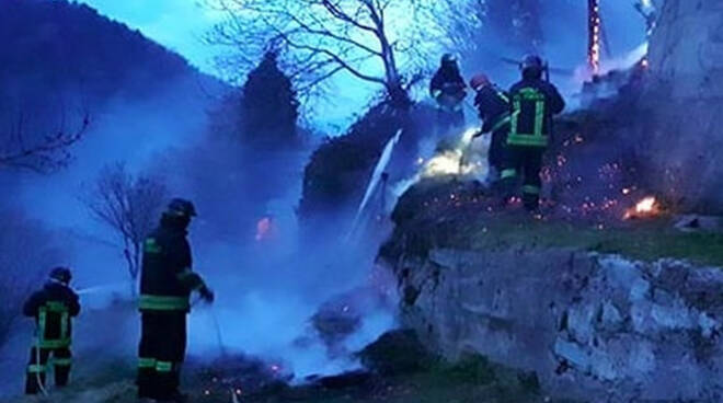 Treviso Bs fuochi ragazzi bruciano rustico ustionato