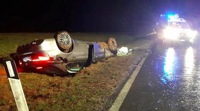 Sabbio Chiese auto sbanda ribalta tre giovani feriti lievi