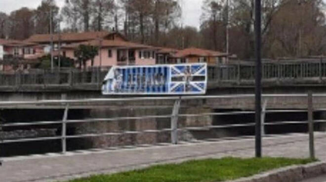 Sarnico strappato striscione unione Brescia Bergamo