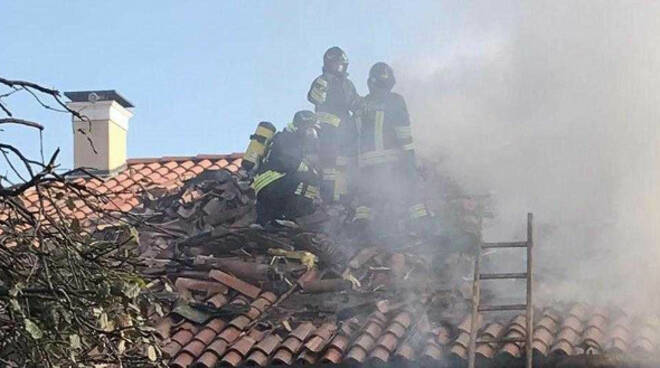 Adro scoppia un incendio in un appartamento