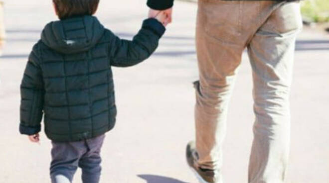 Virus un genitore può passeggiare coi figli vicino a casa