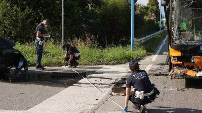 Brescia frontale tra un auto e un bus quattro feriti