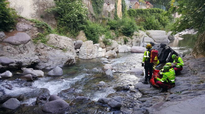 Brozzo di Marcheno auto nel Mella conducente esce illeso