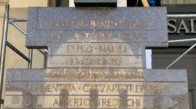 pulizia stele di piazza loggia