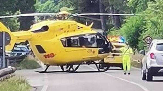 Salò anziano sbanda in bici e muore sotto un camion