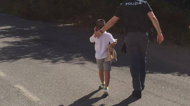 bambino con poliziotto