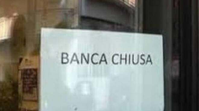 Bassa Bs clienti inferociti contro le filiali di banca ancora chiuse