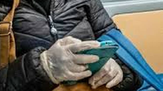 Lombardia cade obbligo di indossare guanti su bus e in metro