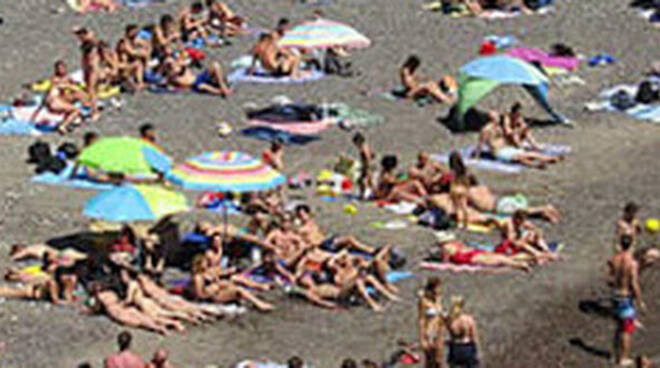 Sirmione troppa gente a Jamaica Beach arriva la Protezione Civile