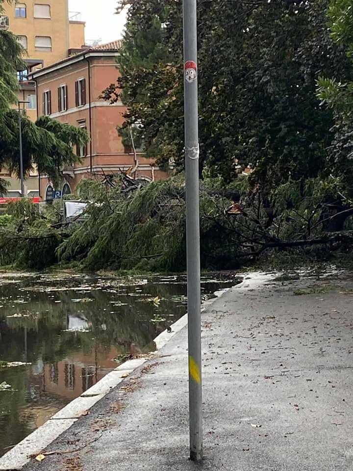 Bomba d'acqua a Brescia, città in difficoltà