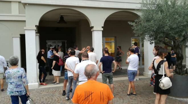 montirone cittadini fuori dal palazzo comunale