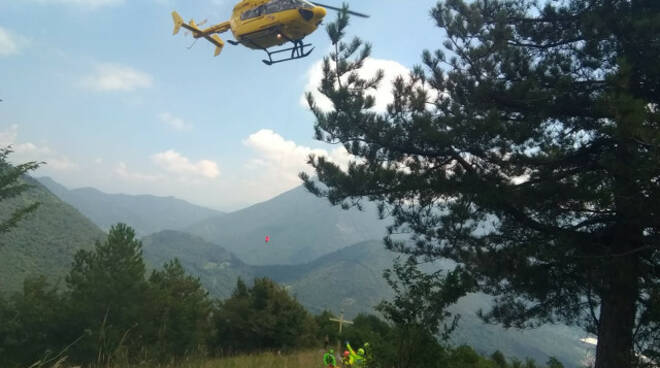 elicottero Nave e Zone due cadute in bicicletta Interviene il Soccorso alpino