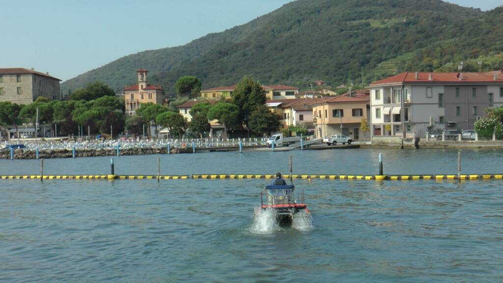 battello spazzino al lavoro sul lago d'Iseo