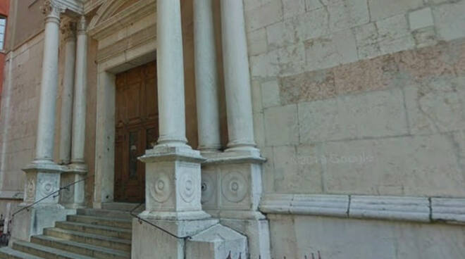 Brescia pezzi di cornicione cadono dalla chiesa di Sant Agata