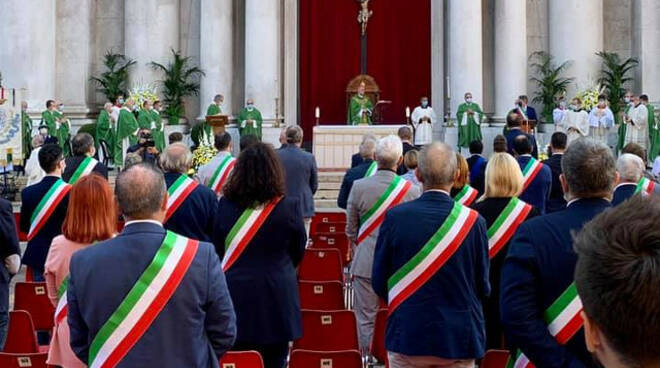 Brescia sindaci e istituzioni in piazza Duomo per ricordare le vittime Covid