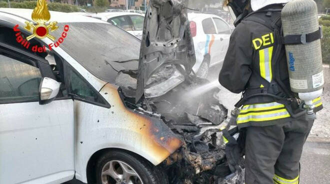 Brescia tamponamento tra auto al Prealpino Una prende fuoco