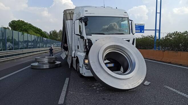 camion perde carico in tangenziale sud