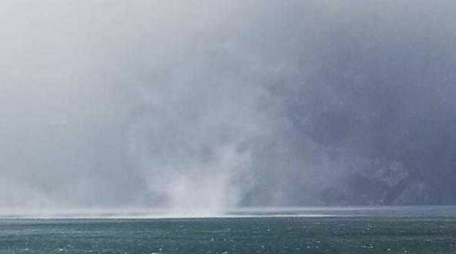 Maltempo e vento alberi caduti tetti scoperchiati surfisti soccorsi