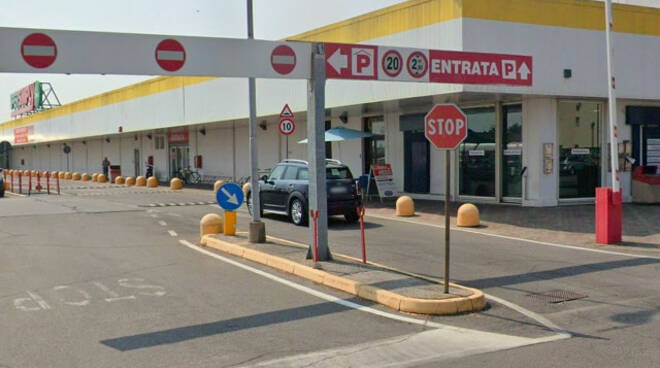 Rovato nudo molesta le clienti del market e fugge cade da muretto