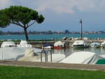 Sirmione deltaplano finisce in acqua pilota illeso passeggero grave