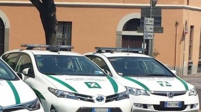 Coccaglio dimentica patente e incrocia i vigili inseguito e fermato